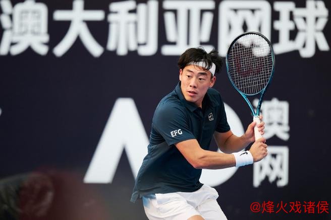 中国香港选手黄泽林尝试匹克球 与观众进行友好对战