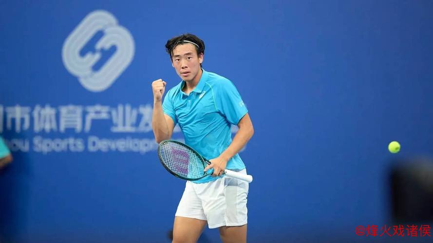 中国香港选手黄泽林尝试匹克球 与观众进行友好对战