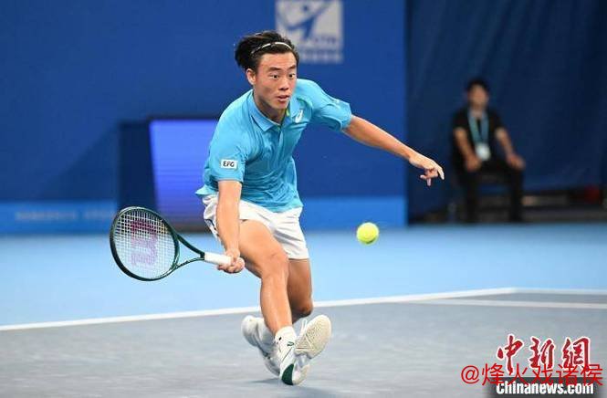 中国香港选手黄泽林尝试匹克球 与观众进行友好对战