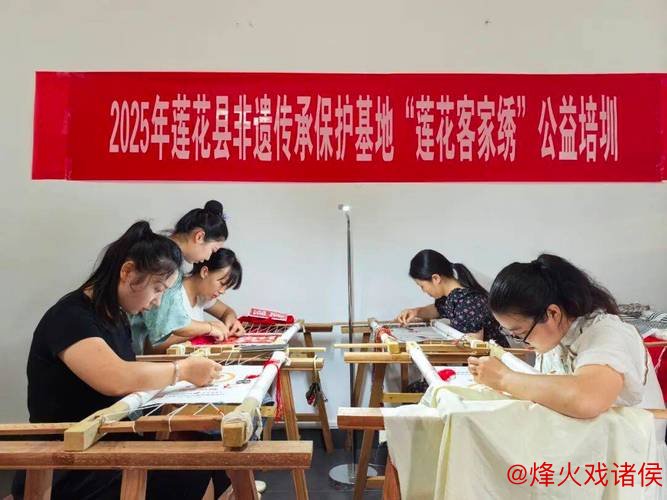 江西莲花县：一针一线 绣出青春